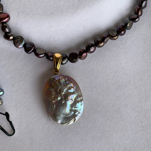 Freshwater Pearl with mother of Pearl pendant / cameo necklace and bracelet set - Picture 5 of 7